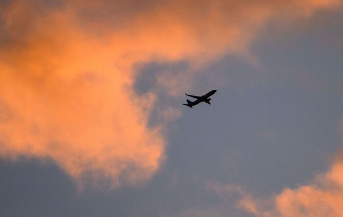 Flugzeug im Sonnenaufgang