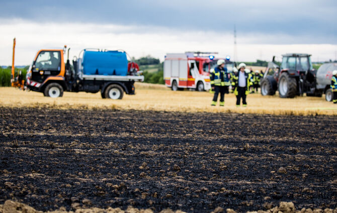 Am Dienstagabend (7.7.) löscht die Feuerwehr einen Feldbrand in Leutenbach.