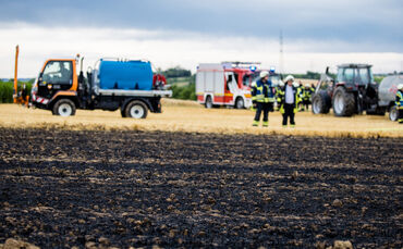 Am Dienstagabend (7.7.) löscht die Feuerwehr einen Feldbrand in Leutenbach.