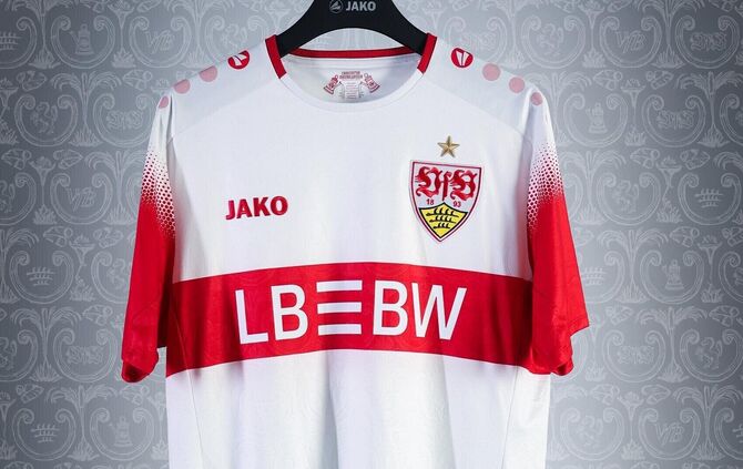 Das neue VfB-Trikot mit den roten Ärmeln.