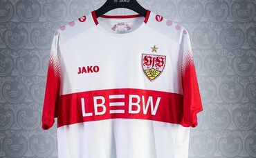 Das neue VfB-Trikot mit den roten Ärmeln.