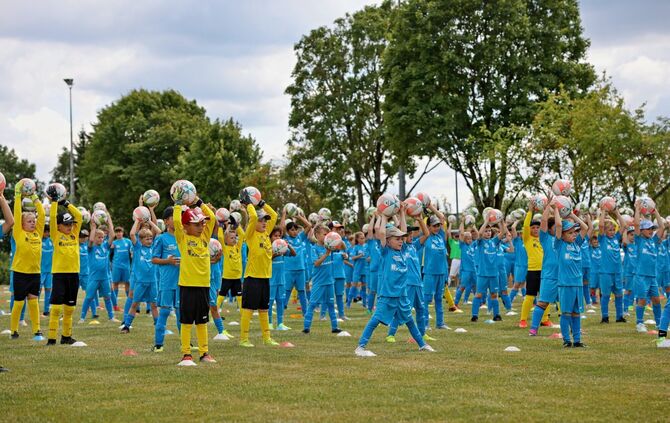 Es ist das größte Fußballcamp weit und breit: In Pfahlbronn trainieren am Wochenende rund 150 Kids und Jugendliche den perfekten