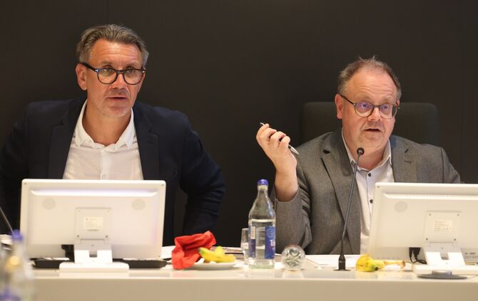 Erster Bürgermeister Thorsten Englert (links) und Oberbürgermeister Bernd Hornikel empfehlen dem Gemeinderat eine Haushaltssperr