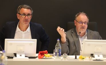 Erster Bürgermeister Thorsten Englert (links) und Oberbürgermeister Bernd Hornikel empfehlen dem Gemeinderat eine Haushaltssperr
