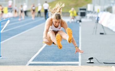 Der goldene Sprung: Teresie Hess von der SG Schorndorf bei den U18-Meisterschaften in Bochum.