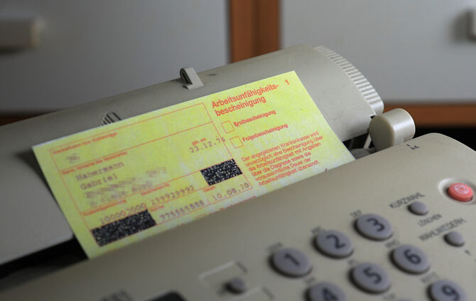 Eine Krankmeldung könnte bald schon zum ersten Krankheitstag fällig sein. (Symbolfoto)