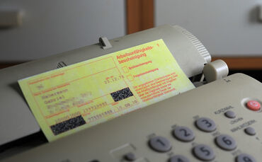 Eine Krankmeldung könnte bald schon zum ersten Krankheitstag fällig sein. (Symbolfoto)