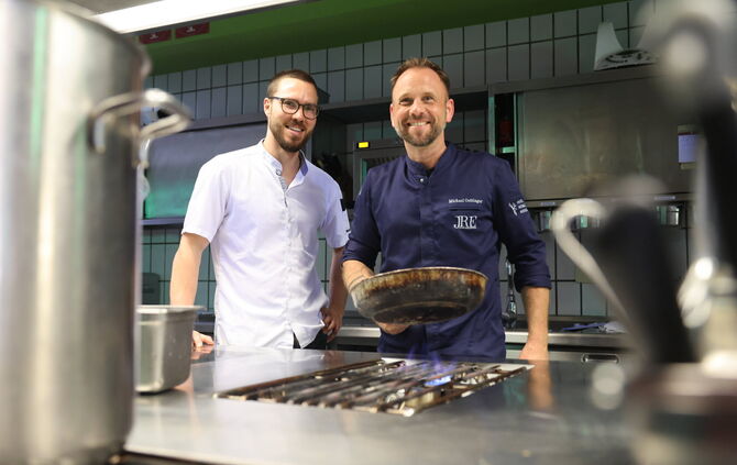 Michael Oettinger und Souschef Heinrich Berndt (links) in der Küche.
