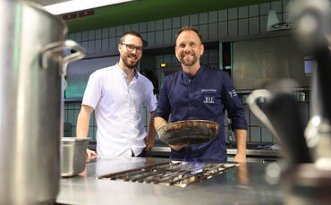 Michael Oettinger und Souschef Heinrich Berndt (links) in der Küche.