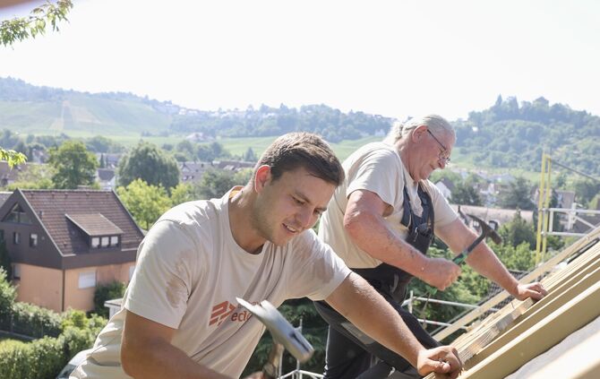 Julian Eder (vorn im Bild) ist seit April 2026 selbstständig mit einer Holzbau-Firma mit Sitz in Stetten.