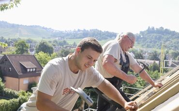 Julian Eder (vorn im Bild) ist seit April 2026 selbstständig mit einer Holzbau-Firma mit Sitz in Stetten.