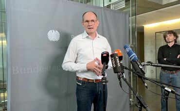 Der Grünen-Abgeordnete Dahmen ruft das Bundesverfassungsgericht an.