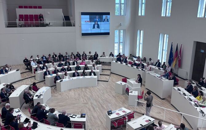 Forschungsministerin Bär spricht zu Resilienz in Potsdam