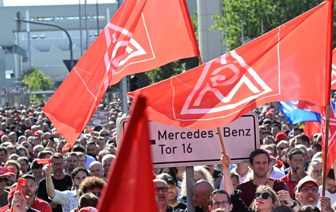 Protest-Kundgebungen bei Mercedes-Benz Sindelfingen