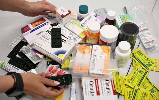 Zoll-Überprüfung von Arzneimitteln auf illegale Substanzen