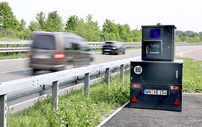 Ein Blitzer auf dem Parkplatz "Korber Kopf", wo 120 km/h erlaubt sind (Symbolfoto).