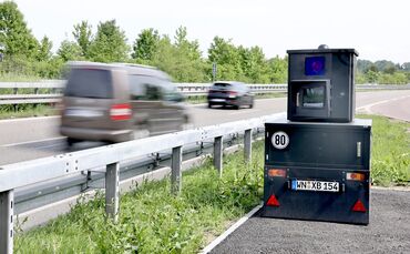 Ein Blitzer auf dem Parkplatz "Korber Kopf", wo 120 km/h erlaubt sind (Symbolfoto).