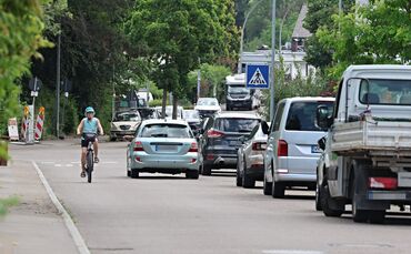 In Situationen wie dieser fühlt sich Edith Fischer oft gefährdet: Statt in einer Lücke zwischen den geparkten Autos in der Wiese