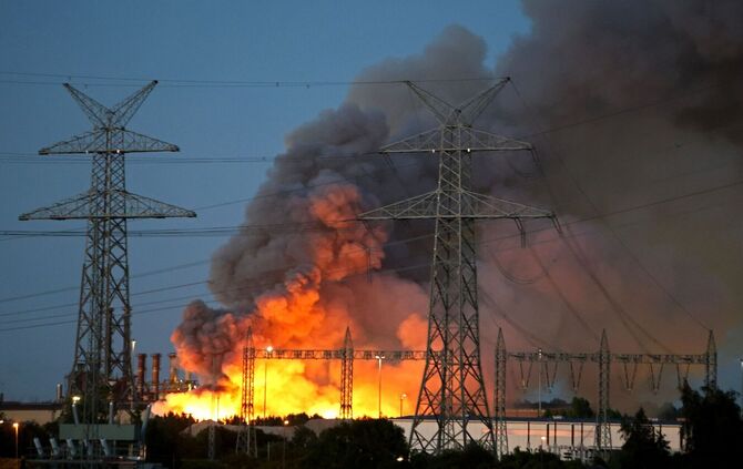 Großer Schrottberg bei Salzgitter AG in Flammen