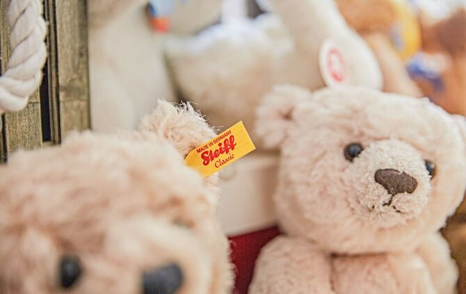 Omnipräsent in vielen Kinderzimmern: die Plüschbären mit Knopf im Ohr. (Archivbild)