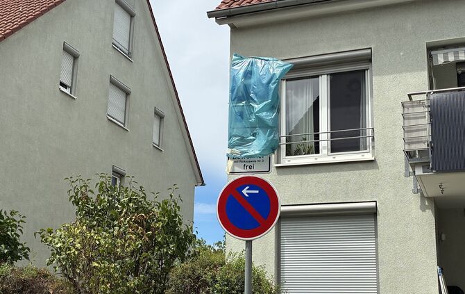 Die neue Beschilderung ist da, aber ohne Hinweis auf die Begrenzung "Montag bis Freitag". Aktuell sind die Schilder abgedeckt od