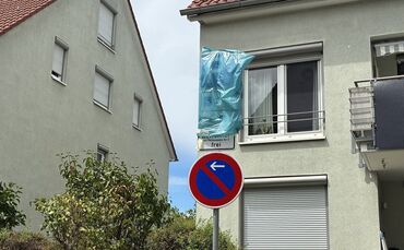 Die neue Beschilderung ist da, aber ohne Hinweis auf die Begrenzung "Montag bis Freitag". Aktuell sind die Schilder abgedeckt od