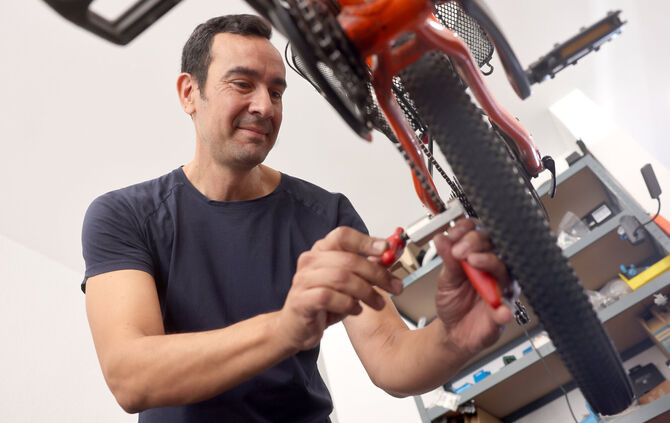 Tunç Özalp betreibt seit 1. Juli eine Fahrradwerkstatt in Oeffingen.