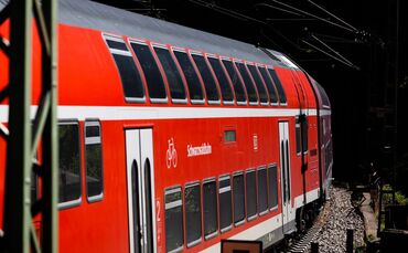Ein Zug der Schwarzwaldbahn kollidierte bei Gegenbach mit einem Auto. (Symbolbild)