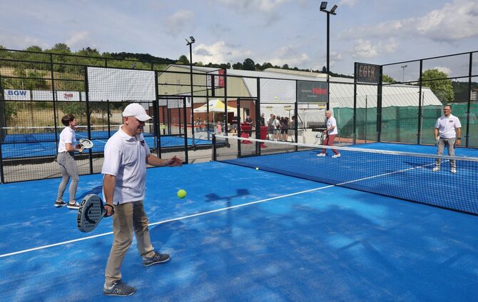 Neues Angebot in Birkmannsweiler: Der TVB-Vorstand weiht die Padel-Felder ein.