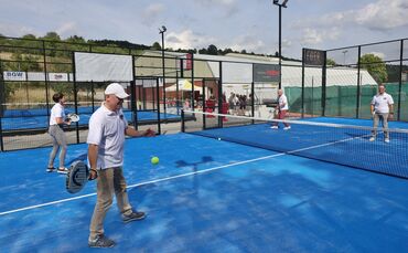 Neues Angebot in Birkmannsweiler: Der TVB-Vorstand weiht die Padel-Felder ein.