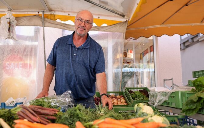 Eberhard Burtsche an seinem Marktstand.