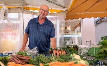 Eberhard Burtsche an seinem Marktstand.