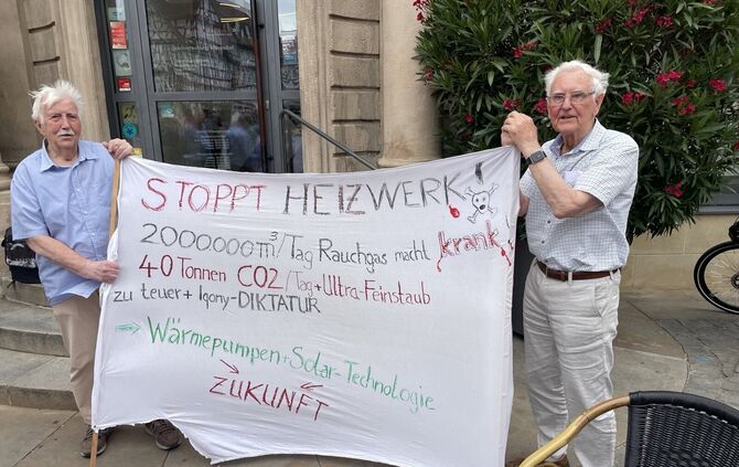 Helmut Topfstedt (links) und Dieter Schützenauer bei der Demonstration vor dem Rathaus