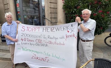 Helmut Topfstedt (links) und Dieter Schützenauer bei der Demonstration vor dem Rathaus
