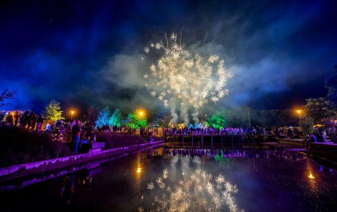 Feuerwerk und Lichtinszenierung beim Sommernachtsfest in Rechberghausen.