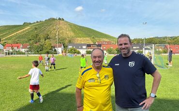 Georgios Metaxarakis (links) und Christian Hartmann, Leiter der Fußballabteilung, im Stadion in Korb.