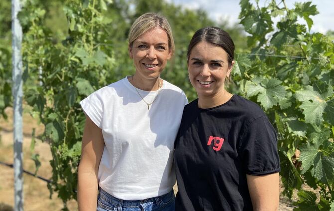 Marina (links) und Leah Seibold in ihrem neuen Wengert.