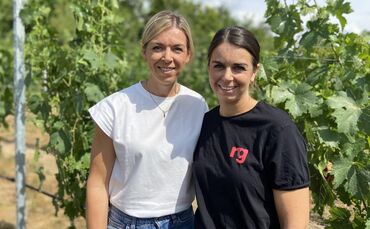 Marina (links) und Leah Seibold in ihrem neuen Wengert.