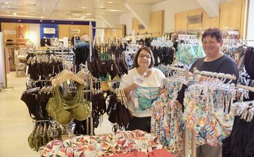 Beraten ihre Kundschaft in der Bademoden-Abteilung im Kaufhaus Bantel: Sylvia Palfalusi (links) und Elke Horlacher.