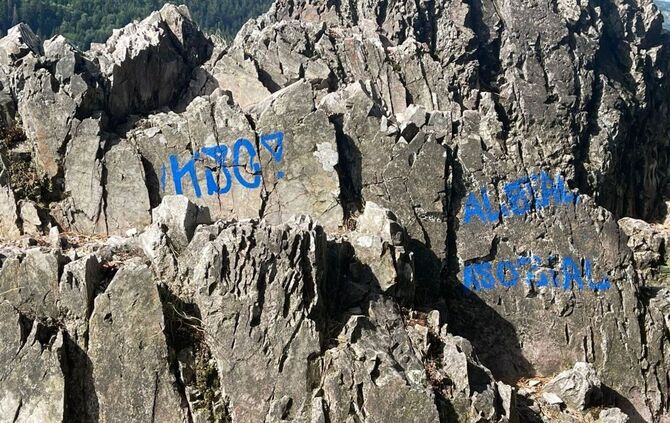 Graffiti auf Felsen im Nordschwarzwald sorgt für Ärger