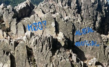Graffiti auf Felsen im Nordschwarzwald sorgt für Ärger