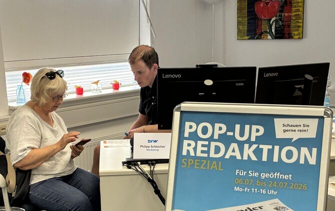 Eine Abonnentin wird von Philipp Schleicher in der Pop-up-Redaktion spezial beraten - an den anderen Schreibtischen im Erdgescho