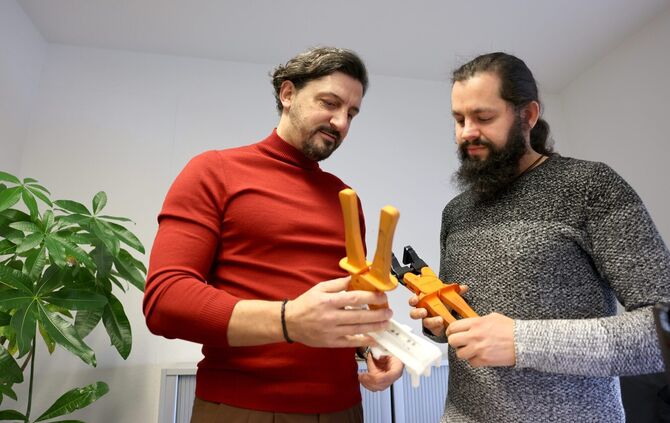 Die Waiblinger Firma Arco von Antonio Coiro (links, Archivfoto) entwickelt unter anderem Sonderwerkzeuge für Fabriken. Nun hat s