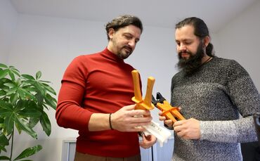 Die Waiblinger Firma Arco von Antonio Coiro (links, Archivfoto) entwickelt unter anderem Sonderwerkzeuge für Fabriken. Nun hat s