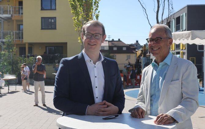 Sie schauen stolz aus und haben allen Grund dazu: Der Backnanger Oberbürgermeister Maximilian Friedrich (links) und Kreisbau-Che