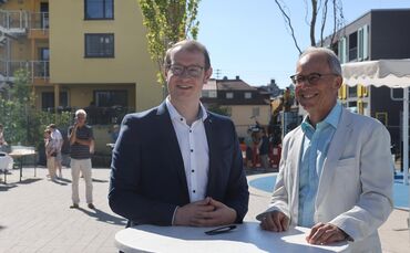Sie schauen stolz aus und haben allen Grund dazu: Der Backnanger Oberbürgermeister Maximilian Friedrich (links) und Kreisbau-Che