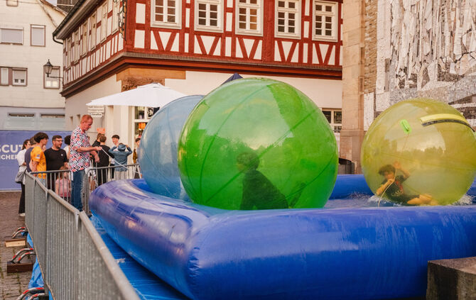 Fun-Balls zum Reinklettern - eine beliebte Attraktion auf der Action-Area auf dem Unteren Marktplatz.