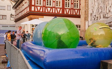 Fun-Balls zum Reinklettern - eine beliebte Attraktion auf der Action-Area auf dem Unteren Marktplatz.