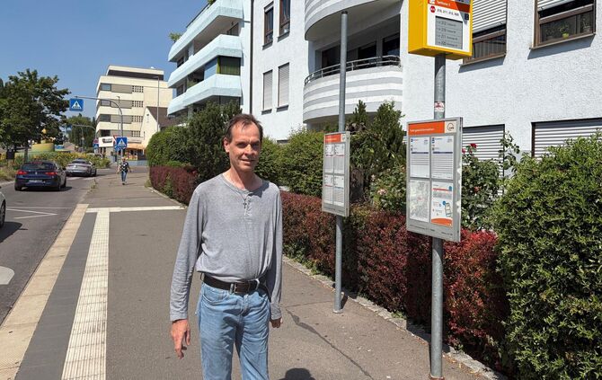 Klaus Engelmann an der Bushaltestelle in der Karlstraße Rommelshausen: Beim Aussteigen hier an der bereits barrierefrei umgebaut