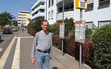 Klaus Engelmann an der Bushaltestelle in der Karlstraße Rommelshausen: Beim Aussteigen hier an der bereits barrierefrei umgebaut
